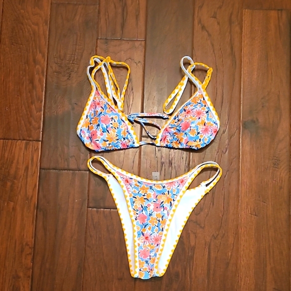 Unknown Brand Vibrant floral bikini set with yellow trim size Medium - Picture 1 of 5